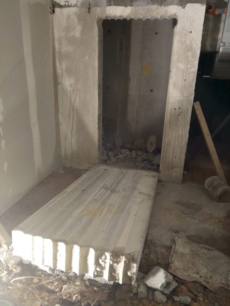 فتحة مستطيلة بعد قص جزء من جدار خرساني